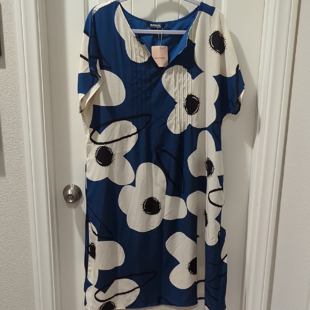 NWT BloomChic Navy Blue and White Floral Midi Shift Dress